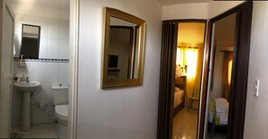 Standardlejlighed | Badeværelse | Bruser, brusehoved med spredningseffekt, hårtørrer, håndklæder