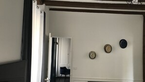 A room with a dining table and chairs, a door leading to another room, and a wall with three decorative plates. - 1-Dieppe getaway at AndriNormandy, 200m from the beach (Dieppe)