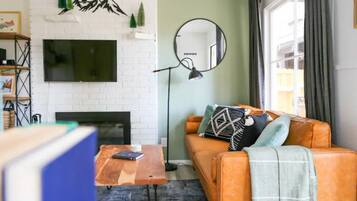 Smart TV, chimenea y libros