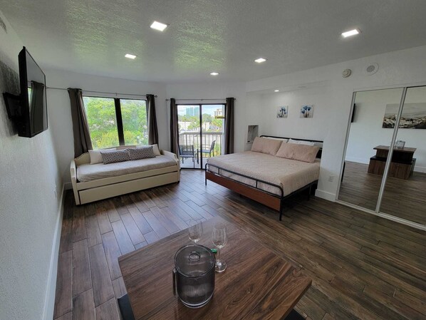 1 slaapkamer, een strijkplank/strijkijzer, wifi, beddengoed