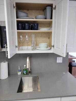 Køleskab, mikrobølgeovn, kogeplade, kaffe-/temaskine