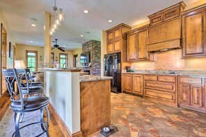 Fridge, microwave, stovetop, dishwasher - Bright Waveland Home - Walk to Beach Access! (Waveland)