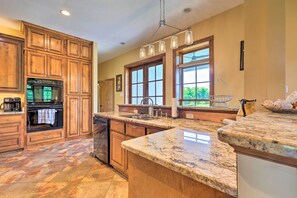 Fridge, microwave, stovetop, dishwasher - Bright Waveland Home - Walk to Beach Access! (Waveland)