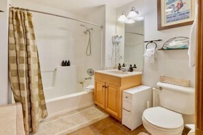 Hair dryer, towels, soap, toilet paper - Spacious Mountain Condo for 8 with Amazing Views (Keystone)