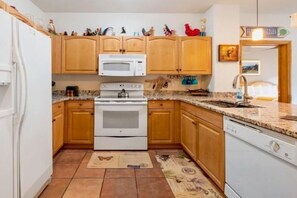 Fridge, microwave, oven, stovetop - Spacious Mountain Condo for 8 with Amazing Views (Keystone)
