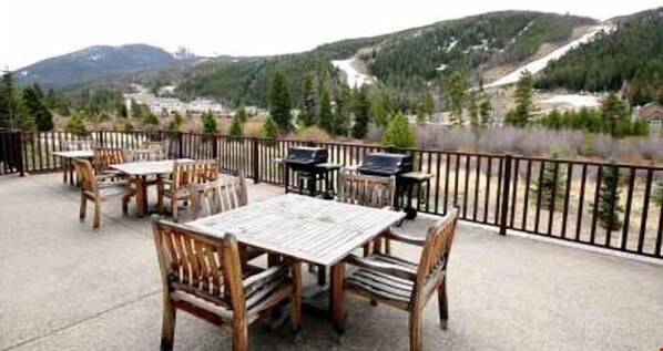 Outdoor dining - Spacious Mountain Condo for 8 with Amazing Views (Keystone)