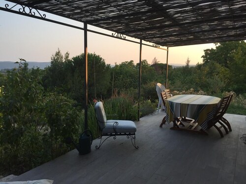 Villa swimming pool in a natural setting 10 min walk from the old town view Luberon