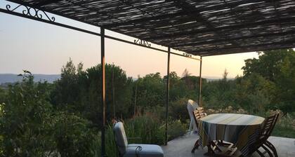 Villa swimming pool in a natural setting 10 min walk from the old town view Luberon