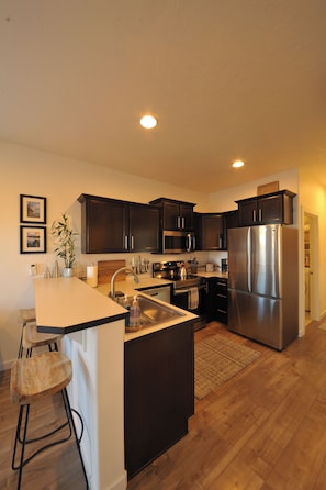 Fridge, microwave, oven, stovetop - Close, Cute, and Clean! - Hot Tub/Firepit/Bikes/Floats (Bend)