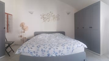 3 habitaciones, escritorio y tabla de planchar con plancha