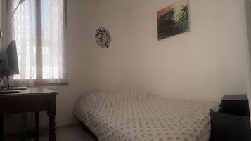 3 Schlafzimmer, Schreibtisch, Bügeleisen/Bügelbrett, Reisekinderbett