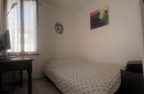3 camere, una scrivania, ferro/asse da stiro, culla da viaggio