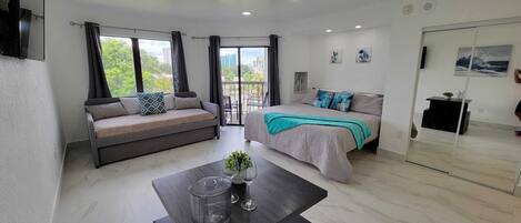 Een strijkplank/strijkijzer, wifi, beddengoed, rolstoeltoegang