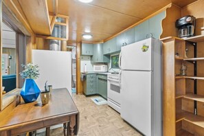 ثلاجة، ميكروويف، فرن، موقد طهي مسطح