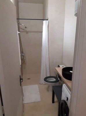 Regadera, secadora de cabello, toallas, jabón