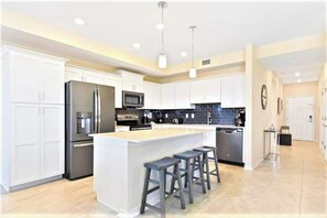 Kylskåp, kaffe- och tebryggare, barnstol och grytor/köksredskap