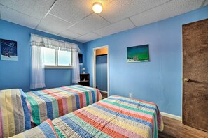 2 bedrooms, internet, bed sheets - Walkable St Ignace Condo w/ Lake Huron Views (St. Ignace)