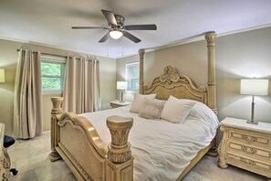 4 bedrooms, desk, iron/ironing board, travel cot - 3 Mi to Oaklawn Racing Casino: Spacious Home (Hot Springs)