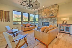 Smart-TV, peis, DVD-spiller og bøker