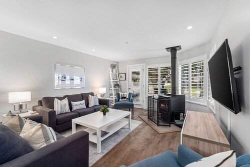 2BR | Snowberry | Wood Burning Fireplace | Modern Finishes | Parking | Ski Hill Shuttle