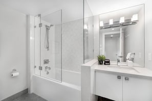 Combined shower/bathtub, hair dryer, towels