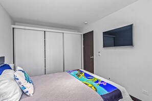 4 bedrooms, iron/ironing board, free WiFi, bed sheets - Minimalist Beach Oasis ~ Gated Community with Pool & Short Walk To Beach (Jacó)