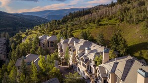 A residential area with multiple houses, surrounded by trees and hills. - Urban Home at The Aspens by InvitedHome | Hike In/Out, Near BC Village, Decks (Avon)