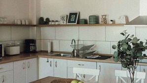 Kaffetrakter/tekoker, kjøleskap, mikrobølgeovn og kokeplater