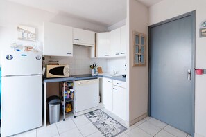 Kjøleskap, mikrobølgeovn, oppvaskmaskin og brødrister