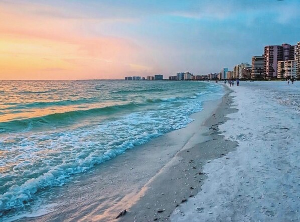 Una spiaggia nelle vicinanze, lettini da mare, teli da spiaggia