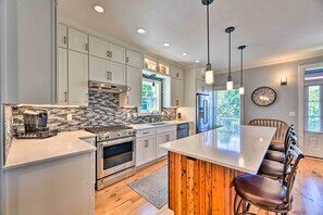 Fridge, microwave, stovetop, dishwasher