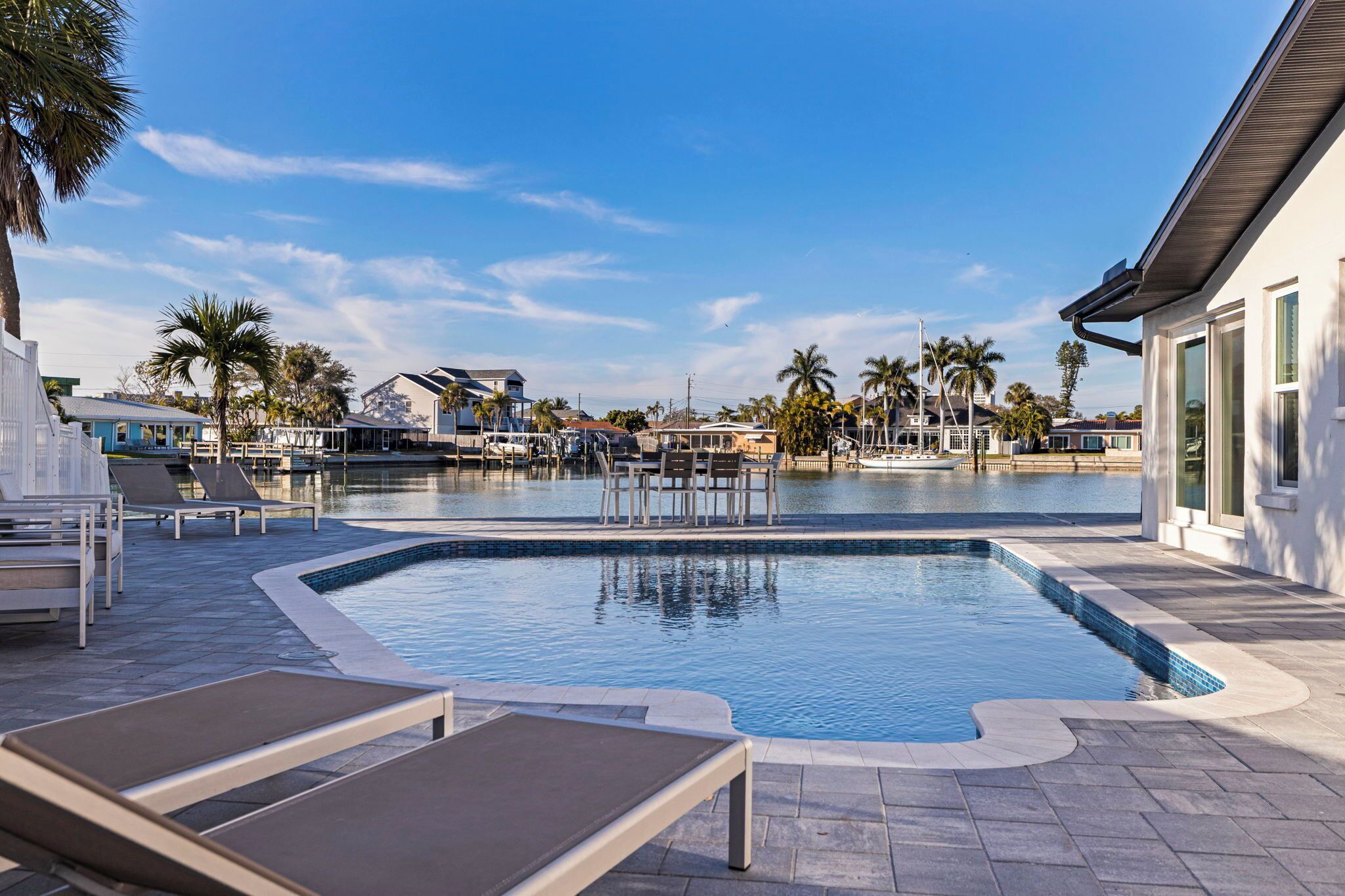 Een verwarmd zwembad