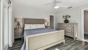 3 bedrooms, desk, WiFi (free), bed sheets