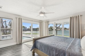 3 室のベッドルーム、デスク、WiFi (無料)、ベッドシーツ