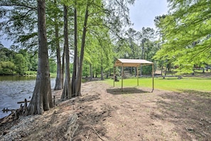 Property grounds - Modern Lakefront Retreat in Avinger (Avinger)