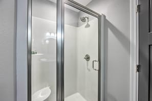 Hair dryer, towels - Modern Lakefront Retreat in Avinger (Avinger)