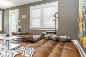 Smart TV - Stylish 2Bed/2Ba home in Chevy Chase, close to Downtown and UK! (Lexington)