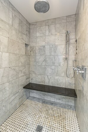 Combined shower/bathtub, hair dryer, towels, soap - Stylish 2Bed/2Ba home in Chevy Chase, close to Downtown and UK! (Lexington)