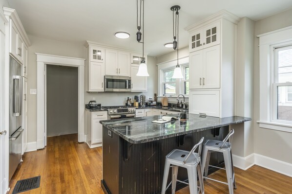 Fridge, microwave, oven, stovetop - Stylish 2Bed/2Ba home in Chevy Chase, close to Downtown and UK! (Lexington)