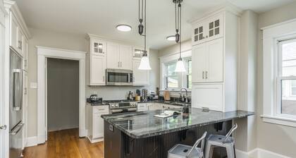Stylish 2Bed/2Ba home in Chevy Chase, close to Downtown and UK!