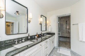 Combined shower/tub, hair dryer, towels, soap - Stylish 2Bed/2Ba home in Chevy Chase, close to Downtown and UK! (Lexington)