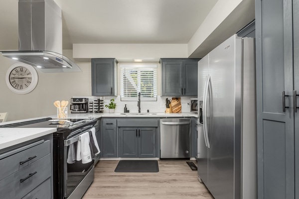 Frigorifero, microonde, forno, piano cottura