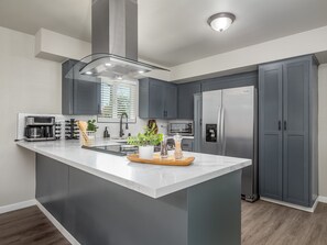 Kühlschrank, Mikrowelle, Ofen, Herdplatte