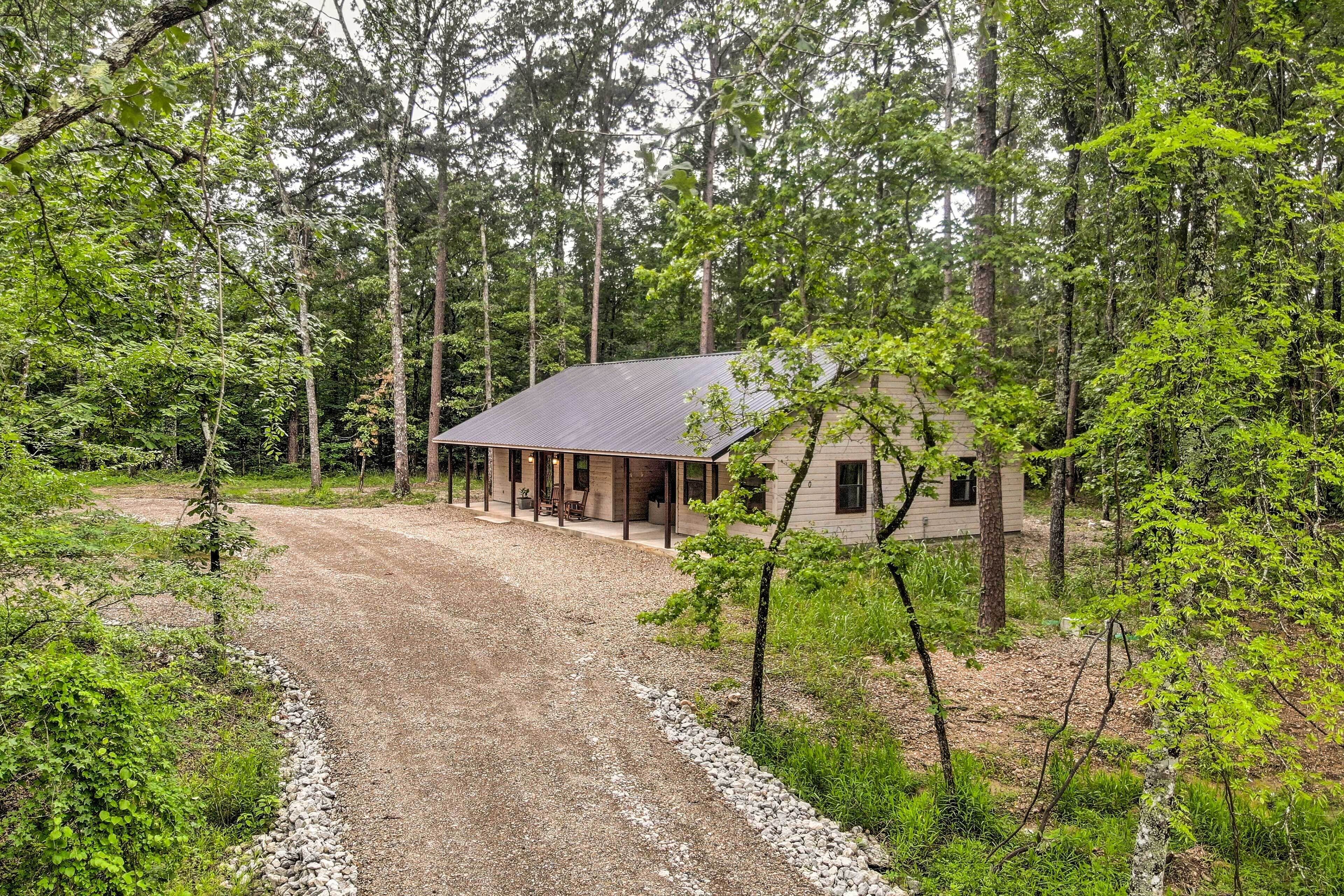 Quiet & Peaceful Hochatown Cabin w\/ Hot Tub!