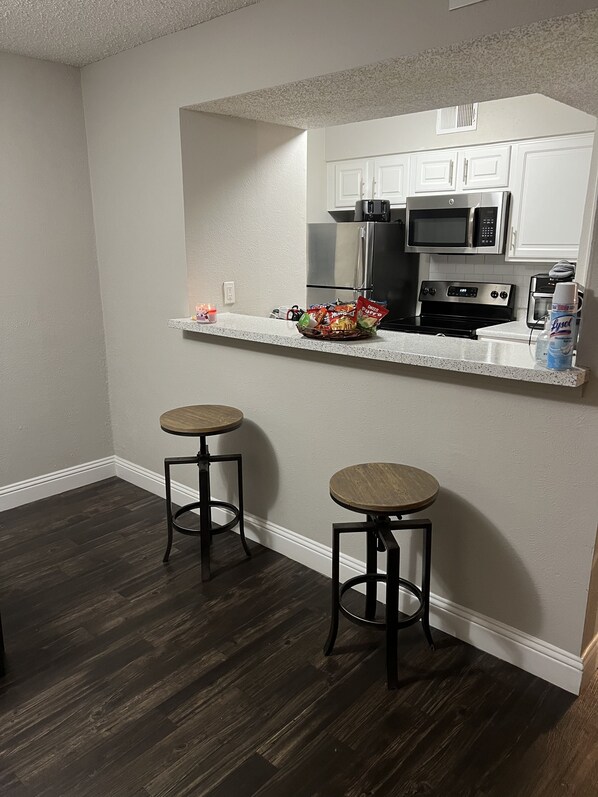 Fridge, microwave, oven, stovetop - 5 minutes from AT&T stadium and Six flags (Arlington)