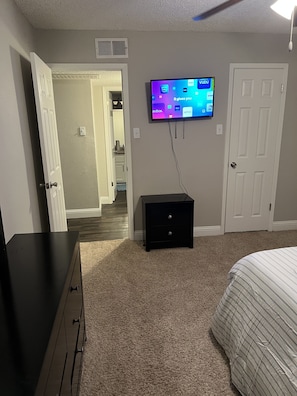 1 bedroom, iron/ironing board, WiFi, bed sheets - 5 minutes from AT&T stadium and Six flags (Arlington)