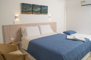Deluxe Triple Room | Bed sheets - Hotel Senderos del Mar - Hostel (Santa Marta)