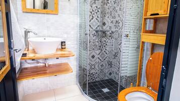 Douche, sèche-cheveux, serviettes fournies, savon