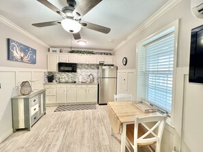 ثلاجة، ميكروويف، فرن، موقد ط هي مسطح