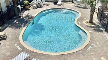 Piscina all'aperto, una piscina riscaldata